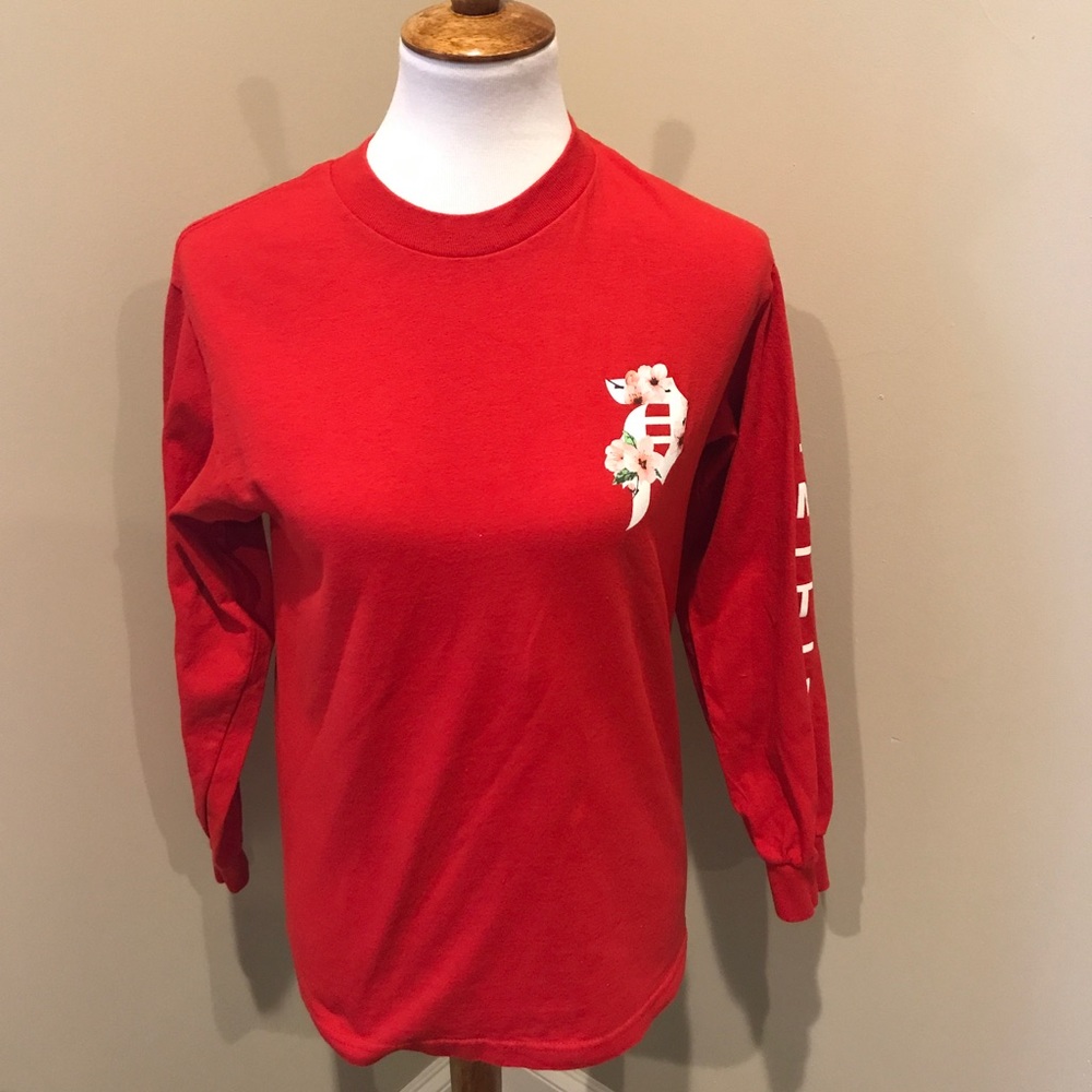 Primitive red shirt - great condition!